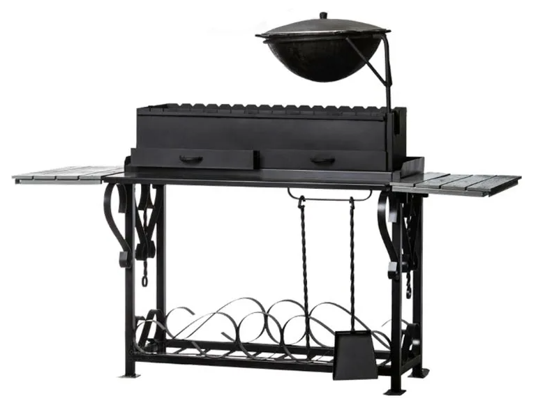 Мангальный комплекс с казаном, деревянными боковыми столами и коваными элементами
